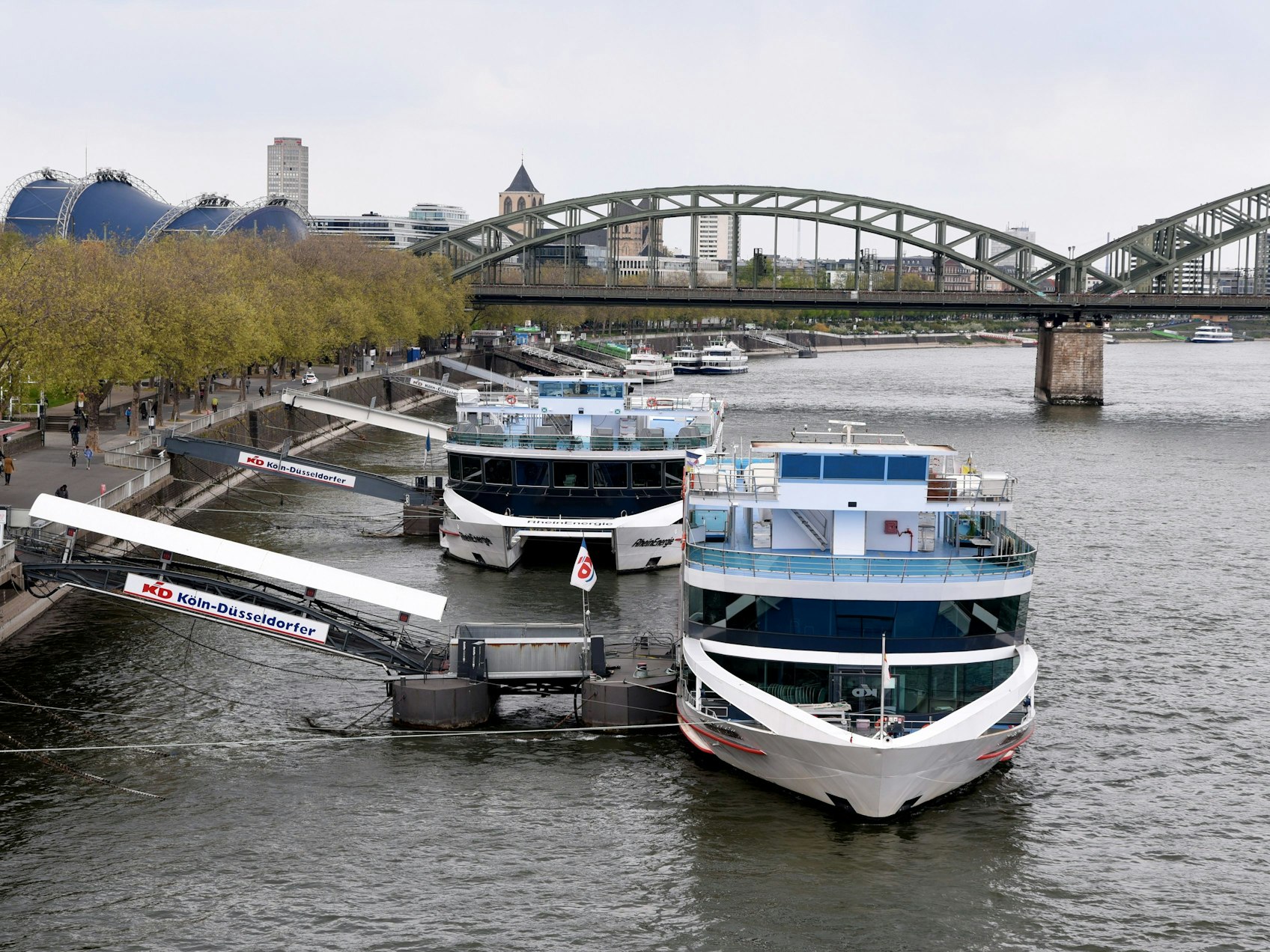 03.05.2021, Köln: Die schlafende KD-Flotte vor der Altstadt. Kein Rheinschifffahrt wegen Corona. Vorne RheinFantasie, dahinter RheinEnergie.
Foto: Csaba Peter Rakoczy