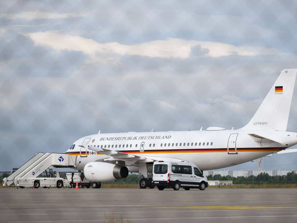 Eine Maschine der Bundesregierung parkt auf dem Flughafen Leipzig/Halle. Eine Maschine der Bundeswehr-Flugbereitschaft, mit der zuvor Bundesinnenminister Dobrindt (CSU) unterwegs war, musste am Montagabend in Leipzig notlanden.