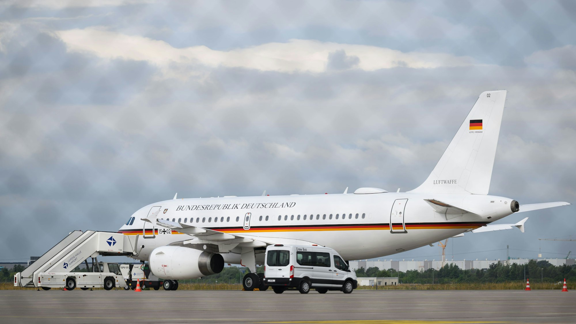 Eine Maschine der Bundesregierung parkt auf dem Flughafen Leipzig/Halle. Eine Maschine der Bundeswehr-Flugbereitschaft, mit der zuvor Bundesinnenminister Dobrindt (CSU) unterwegs war, musste am Montagabend in Leipzig notlanden.