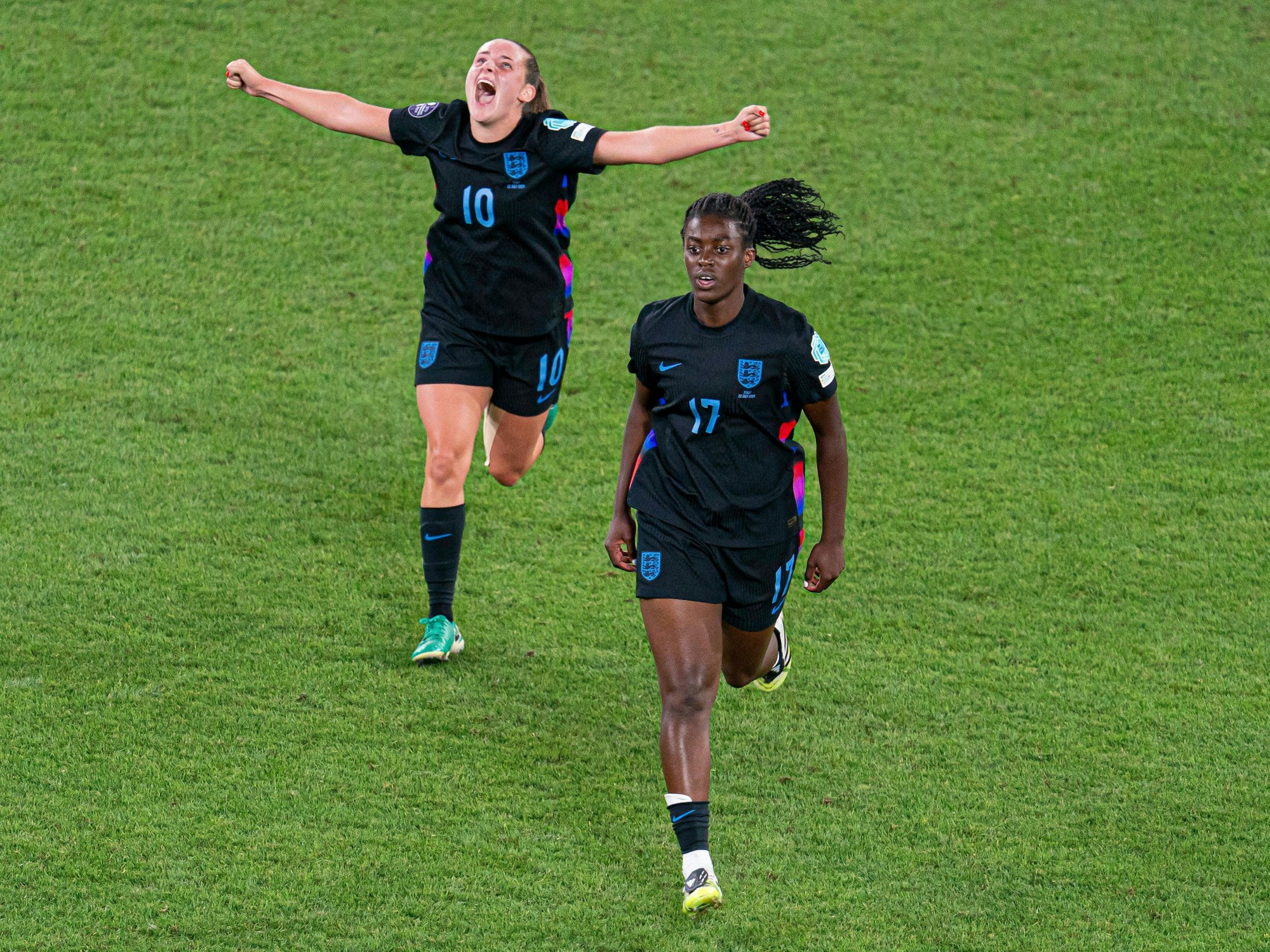 Michelle Agyemang bejubelt am Dienstagabend (22. Juli 2025) ihren Treffer zum 1:1-Ausgleich gegen Italien in der Nachspielzeit.