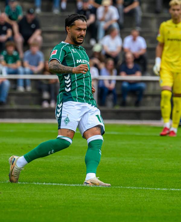 Leo Bittencourt am Ball für Werder Bremen.