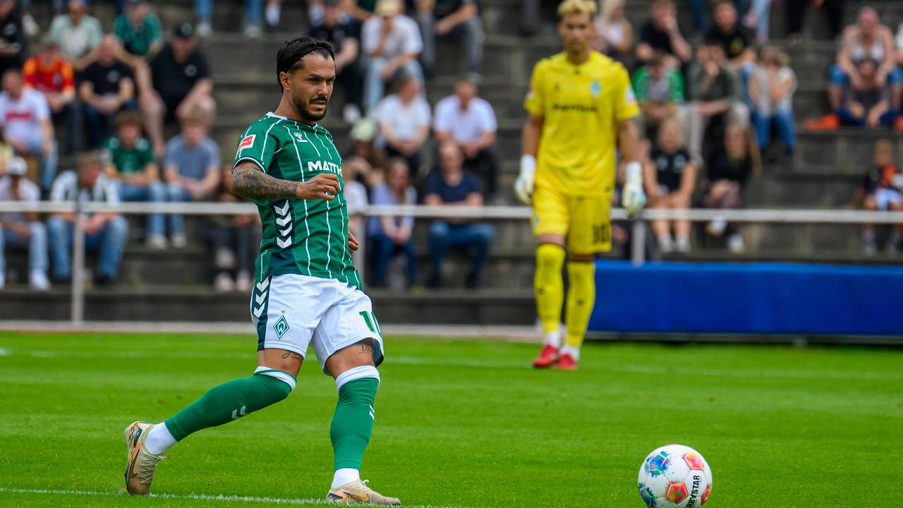 Leo Bittencourt am Ball für Werder Bremen.