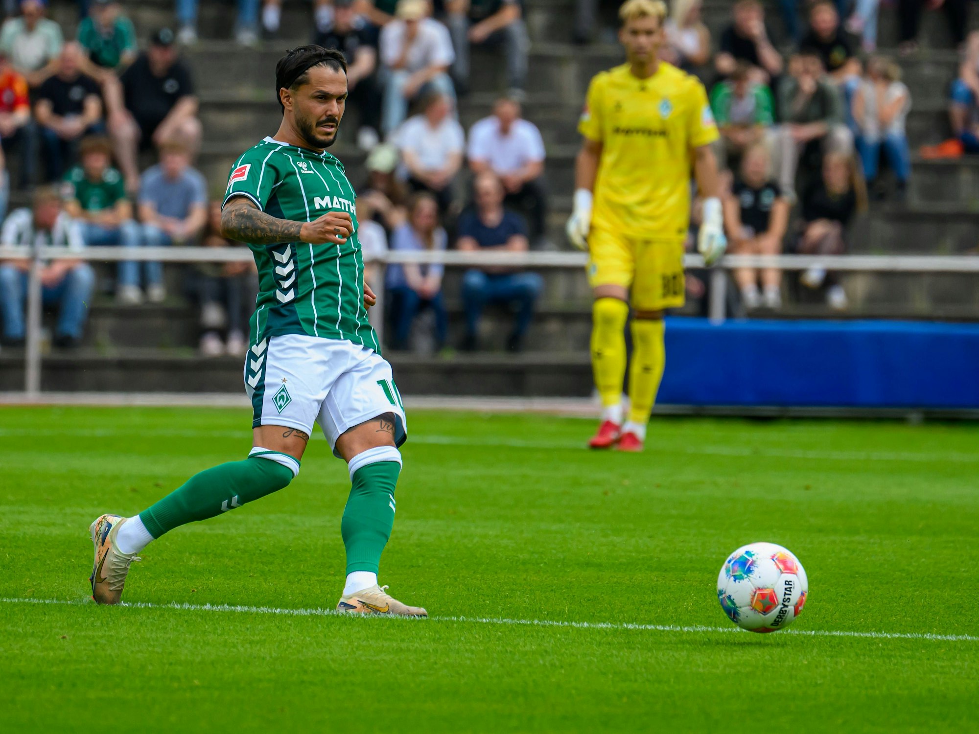Leo Bittencourt am Ball für Werder Bremen.