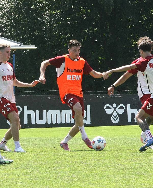 Said El Mala dribbelt im FC-Training gegen gleich mehrere Gegenspieler.