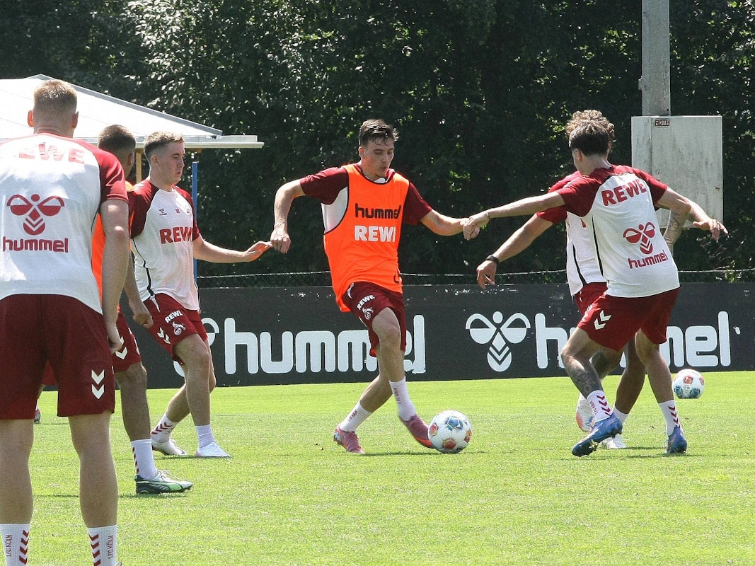 Said El Mala dribbelt im FC-Training gegen gleich mehrere Gegenspieler.