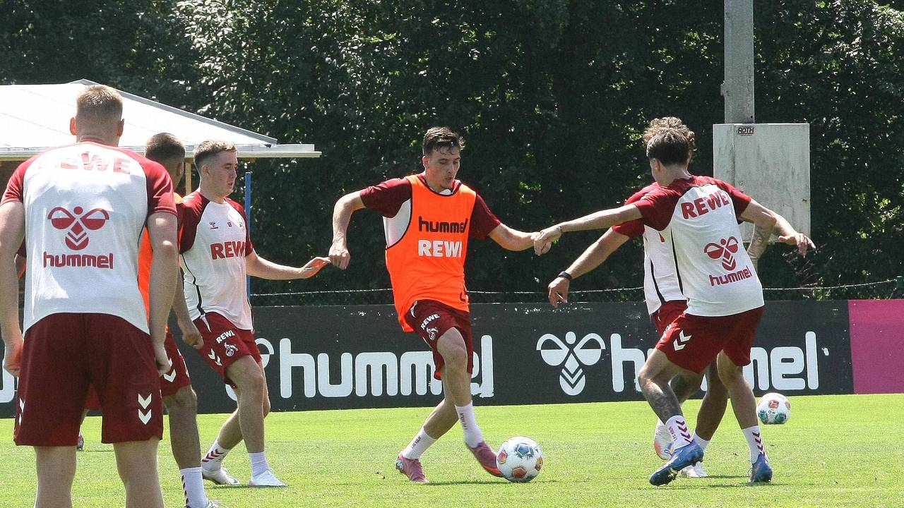 Said El Mala dribbelt im FC-Training gegen gleich mehrere Gegenspieler.