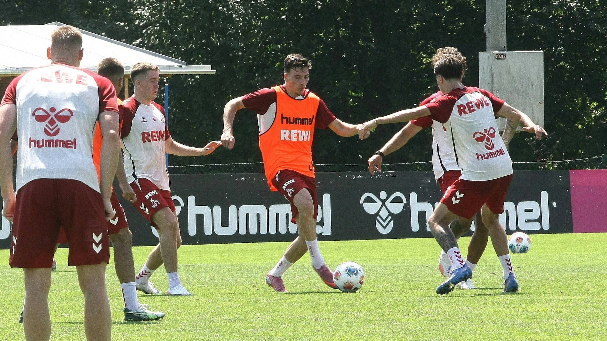 Said El Mala dribbelt im FC-Training gegen gleich mehrere Gegenspieler.