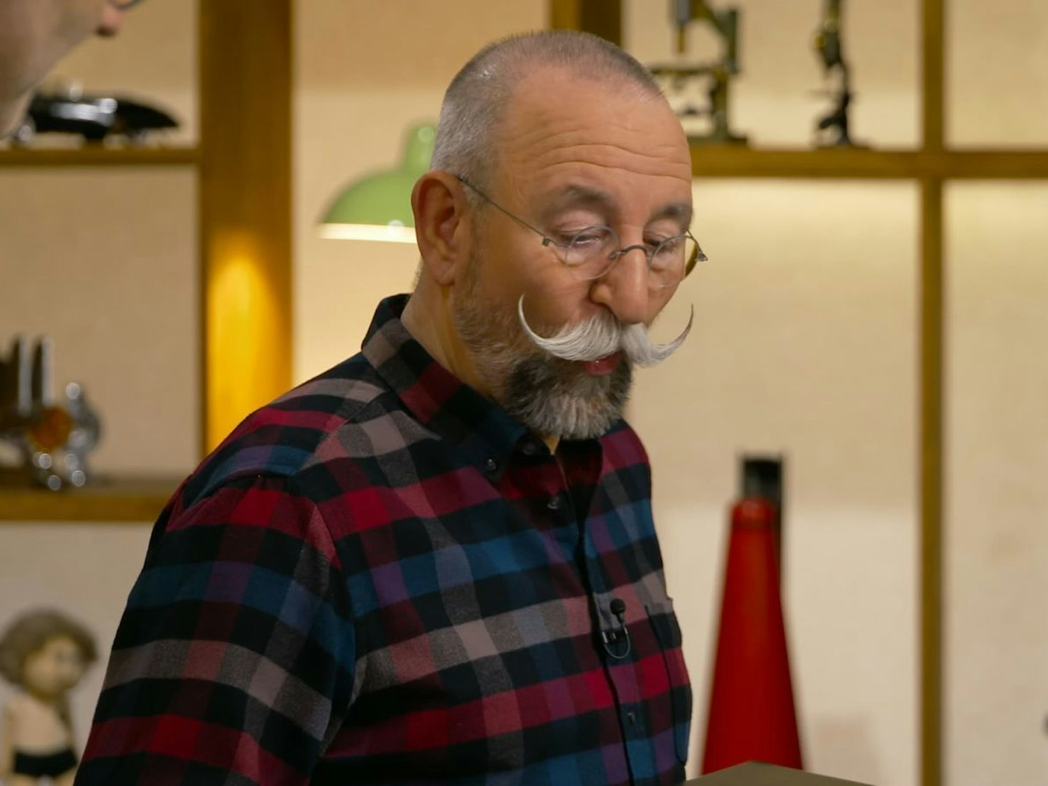 „Ohhhh ja!“ Horst Lichter staunte nicht schlecht, als er das erste Objekt des Tages bei „Bares für Rares“ erblickte. „Jetzt sind wir in deinem Element“, bestätigte auch Detlev Kümmel lachend. Was ihn wohl in dieser Ausgabe der ZDF-Sendung derart baff werden ließ? So viel sei verraten: Ein Flop wurde es dennoch. (Bild: ZDF)