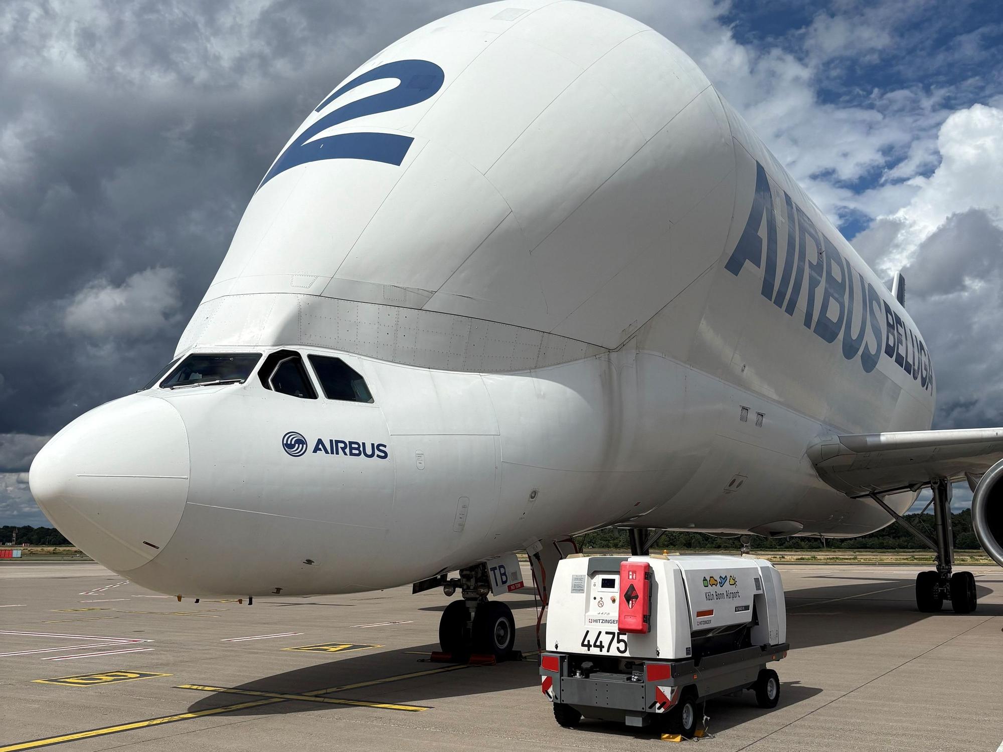 Ein Airbus, dessen Aussehen an einen Weißwal erinnert, steht am Flughafen Köln/Bonn.