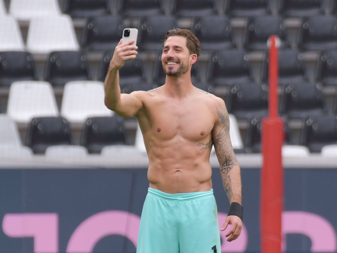 Kevin Trapp nach dem Spiel von Eintracht Frankfurt in Freiburg am Handy.