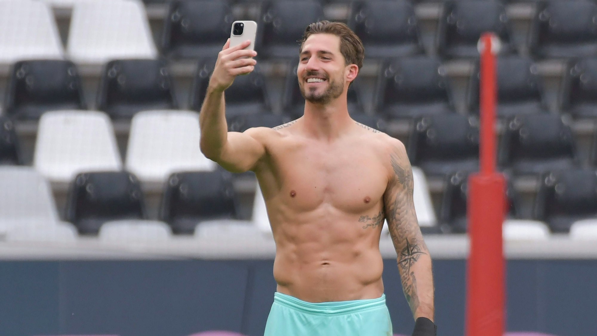 Kevin Trapp am 17. Mai 2025 nach dem Spiel von Eintracht Frankfurt in Freiburg am Handy.