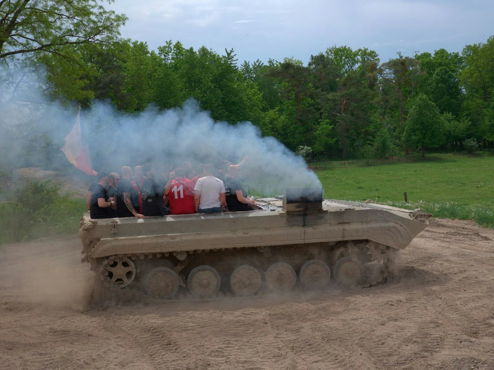 Mit einem Panzer fahren: Für viele Männer ein absoluter Traum, der bei einem Junggesellenabschied Realität werden kann. (Bild: MDR/Michal Novotný)
