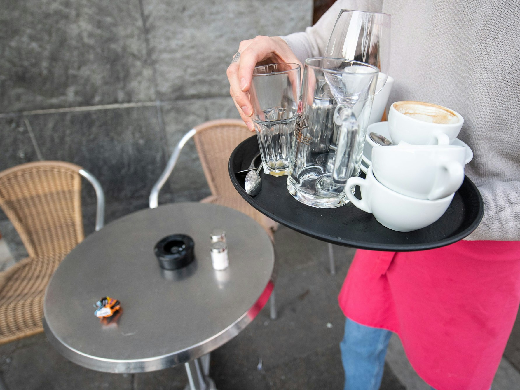 Nach der Kündigung klagte ein Münchner Jurastudent erfolgreich gegen seinen ehemaligen Arbeitgeber – das Gericht sprach ihm 100.000 Euro Schadensersatz zu. (Symbolbild)