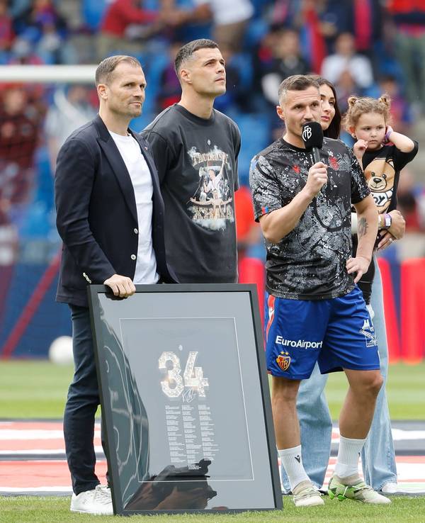 Granit Xhaka beim Abschied seines Bruder Taulant in Basel.