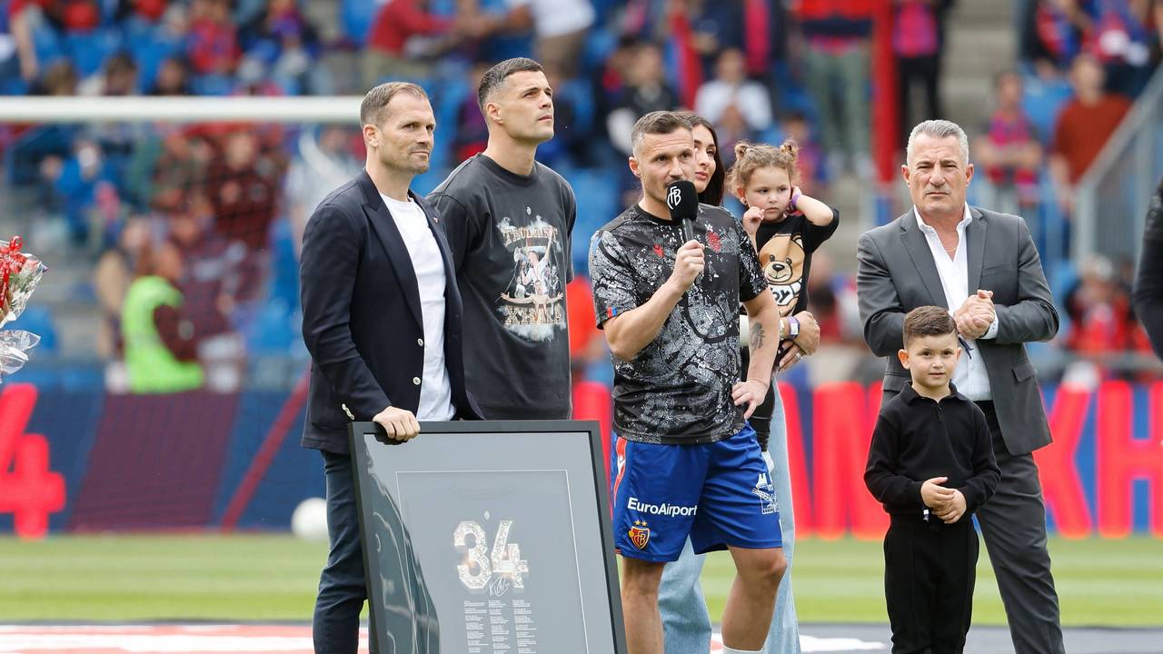 Granit Xhaka beim Abschied seines Bruder Taulant in Basel.