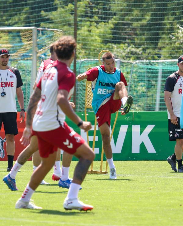 Etienne Borie (Mitte) am 20. Juli 2025 beim Trainingslager des 1. FC Köln in Bad Waltersdorf.