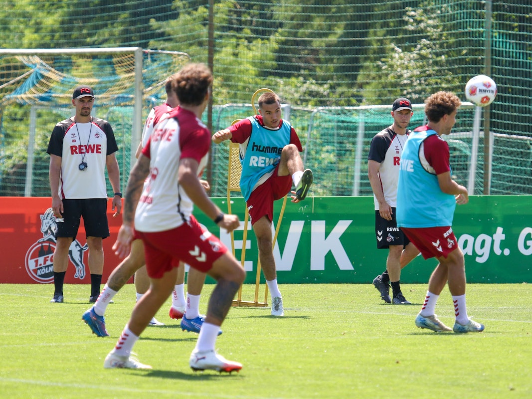 Etienne Borie (Mitte) am 20. Juli 2025 beim Trainingslager des 1. FC Köln in Bad Waltersdorf.