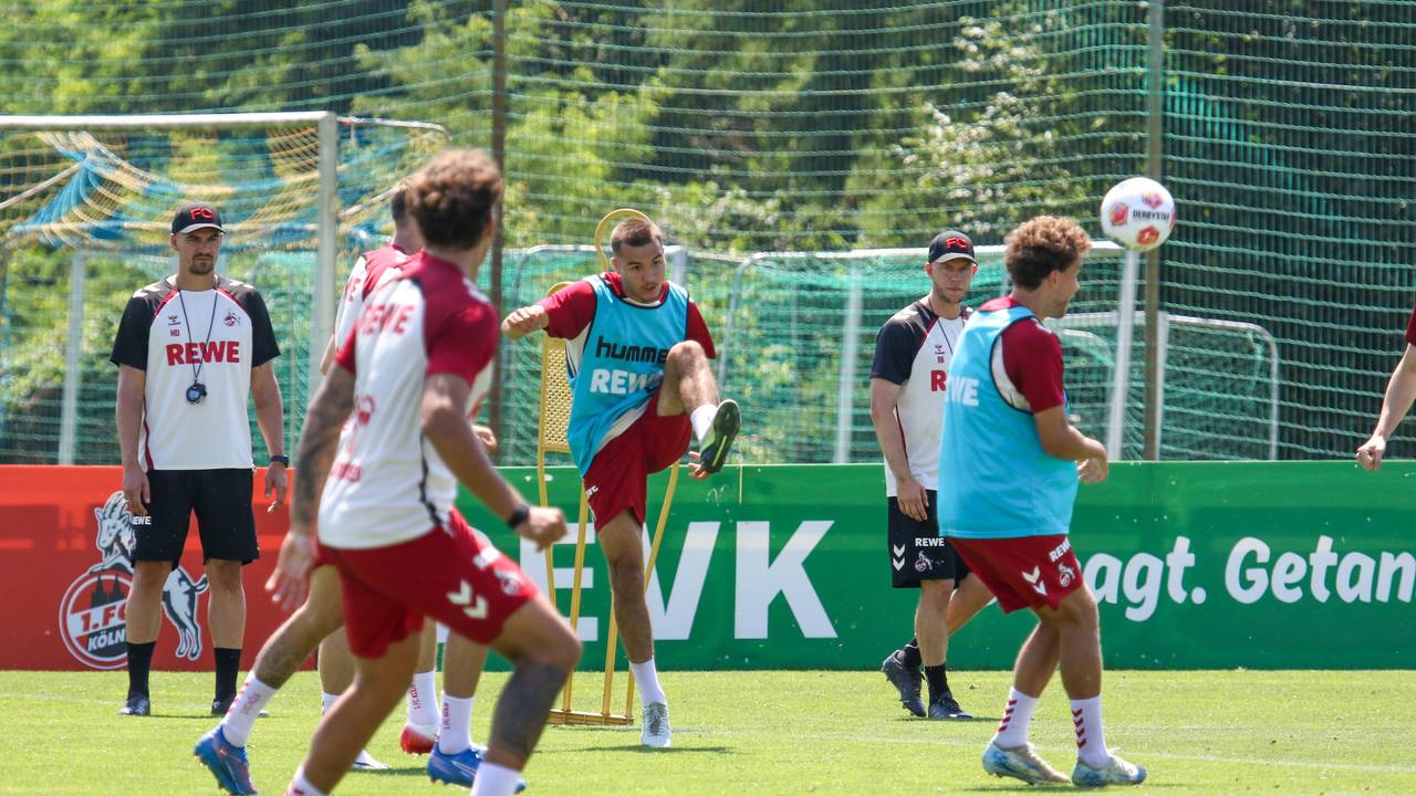 Etienne Borie (Mitte) am 20. Juli 2025 beim Trainingslager des 1. FC Köln in Bad Waltersdorf.