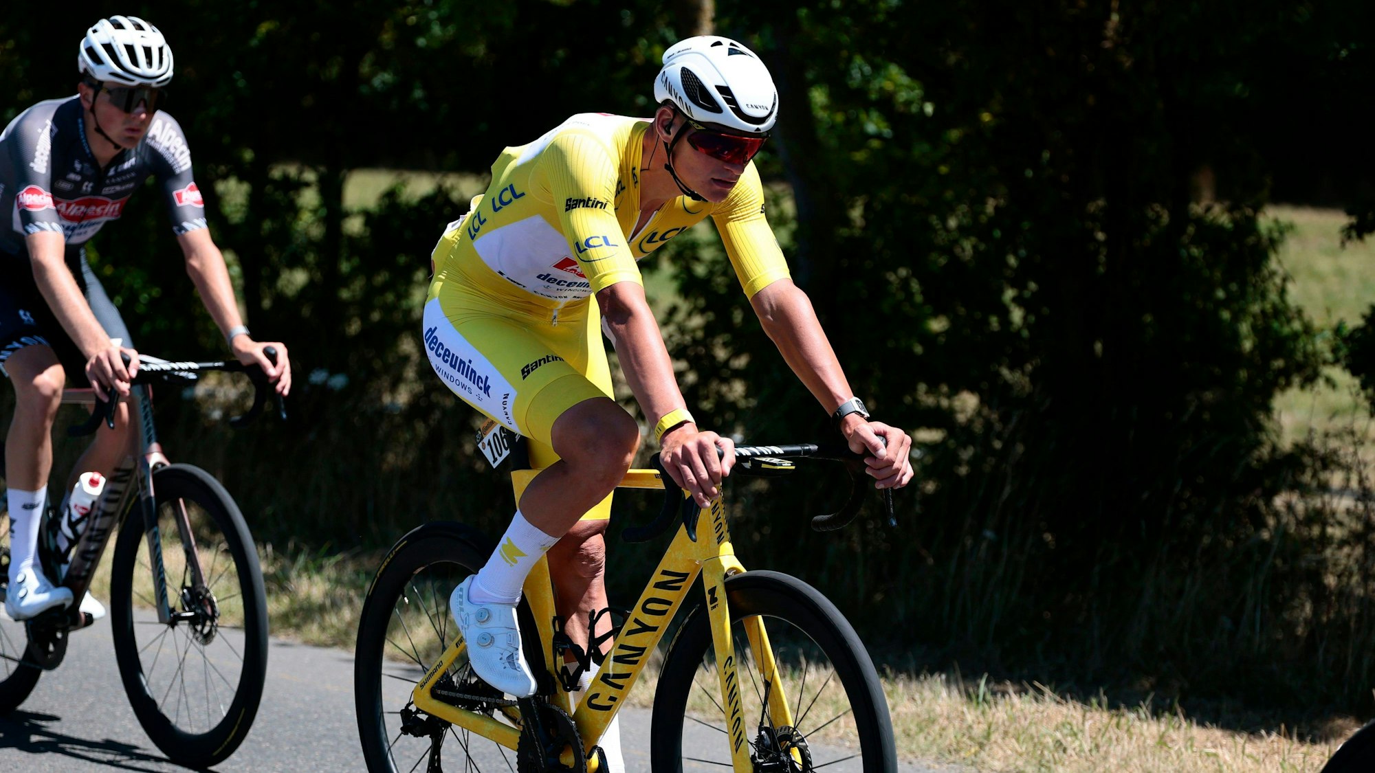 Mathieu van der Poel auf der 7. Etappe der Tour de France im Gelben Trikot.