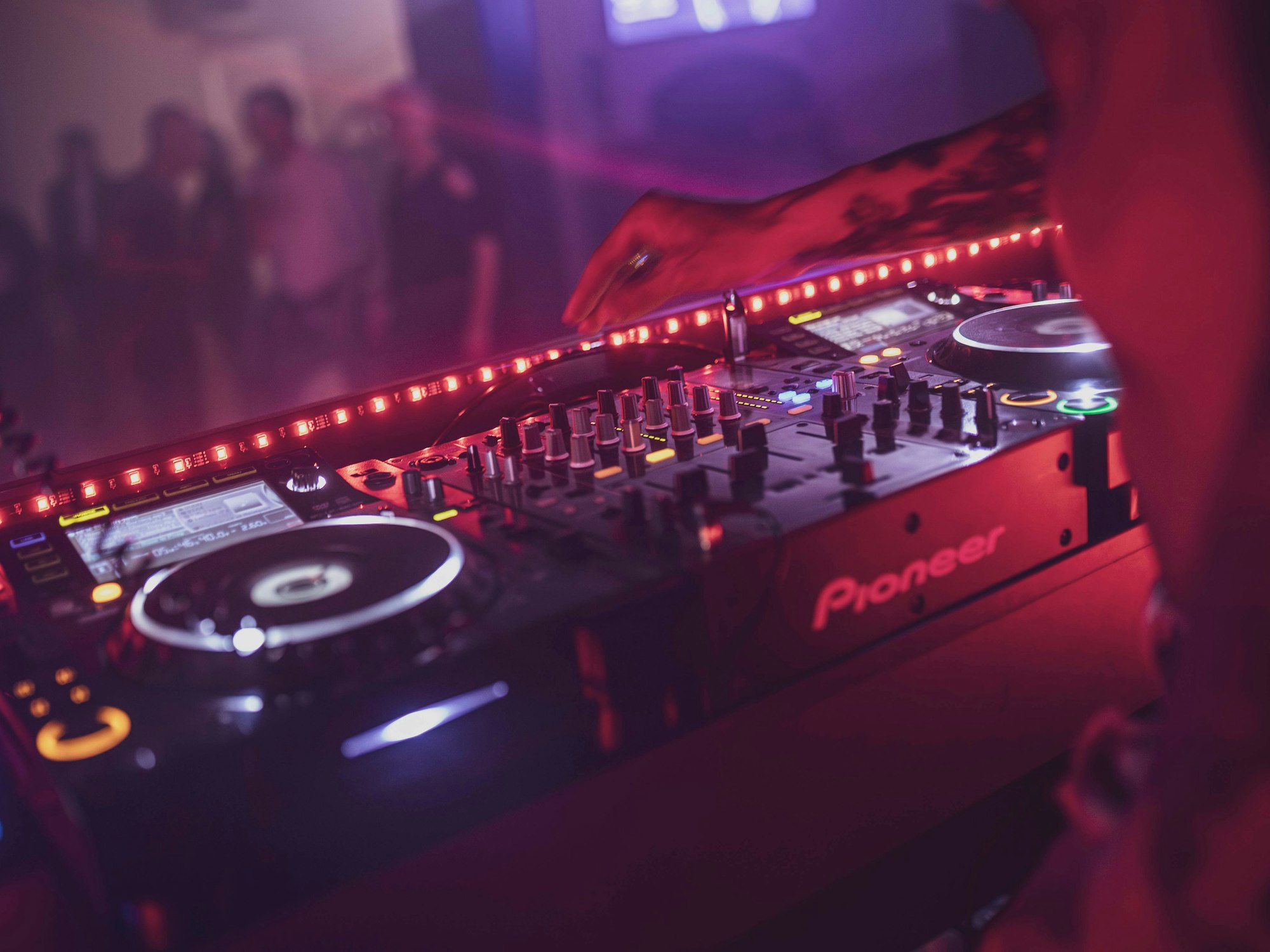 Der bekannte italienische DJ Godzi starb unter ungeklärten Umständen auf Ibiza.