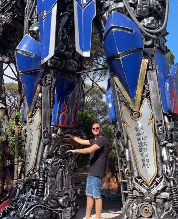 Ein Mitarbeiter der Geissens schraubt an einer überdimensionalen Transformer-Figur.