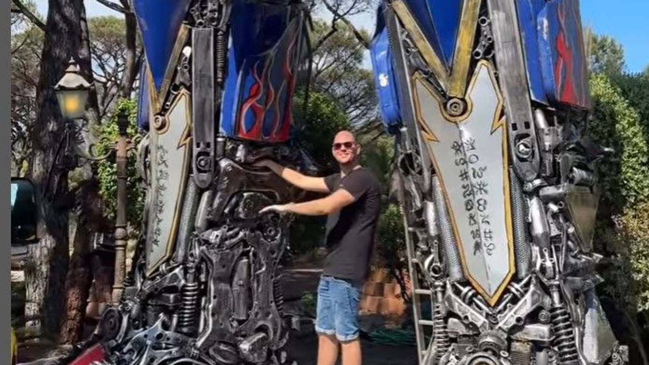 Ein Mitarbeiter der Geissens schraubt an einer überdimensionalen Transformer-Figur.