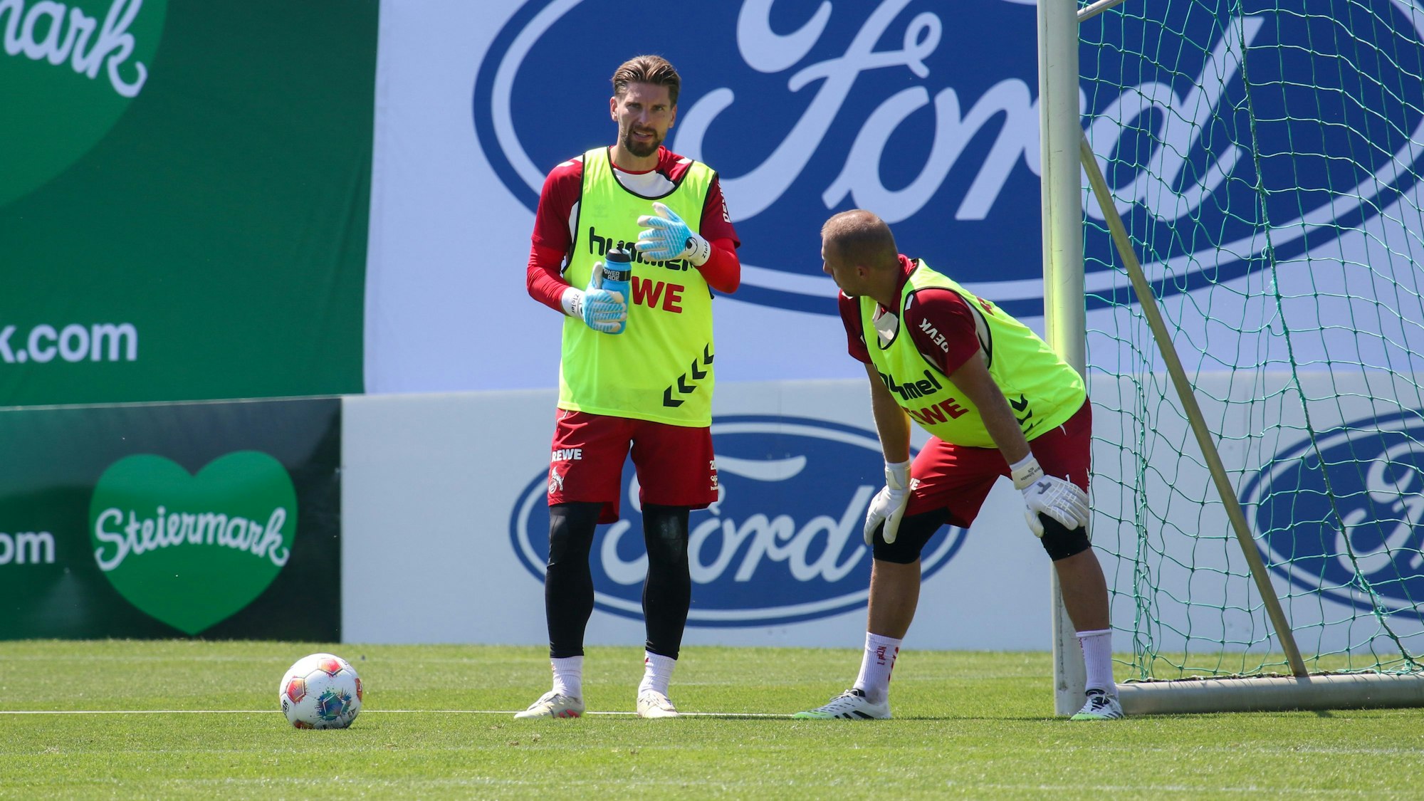 Marvin Schwäbe (r.) und Ron-Robert Zieler im Training des 1. FC Köln.