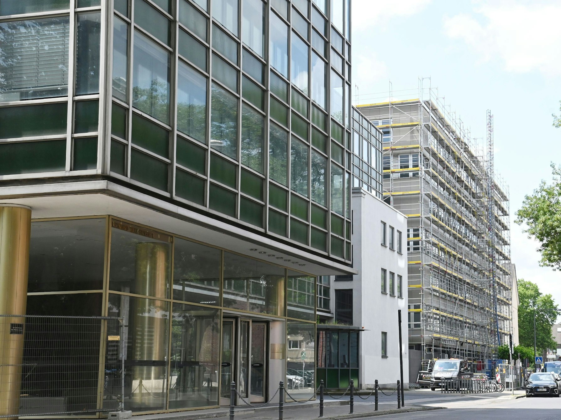 Die ehemalige Kaufhof-Zentrale in der Leonhard-Tietz-Straße. Die SPD hat eine neue, brisante Idee für die riesige Immobilie.