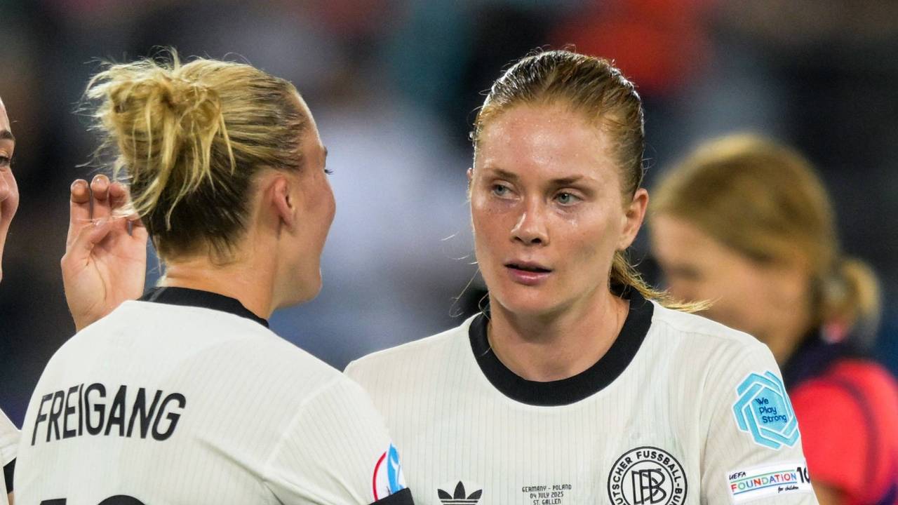 Sjoeke Nüsken und Laura Freigang nach einem Deutschland-Spiel bei der Frauen-EM.