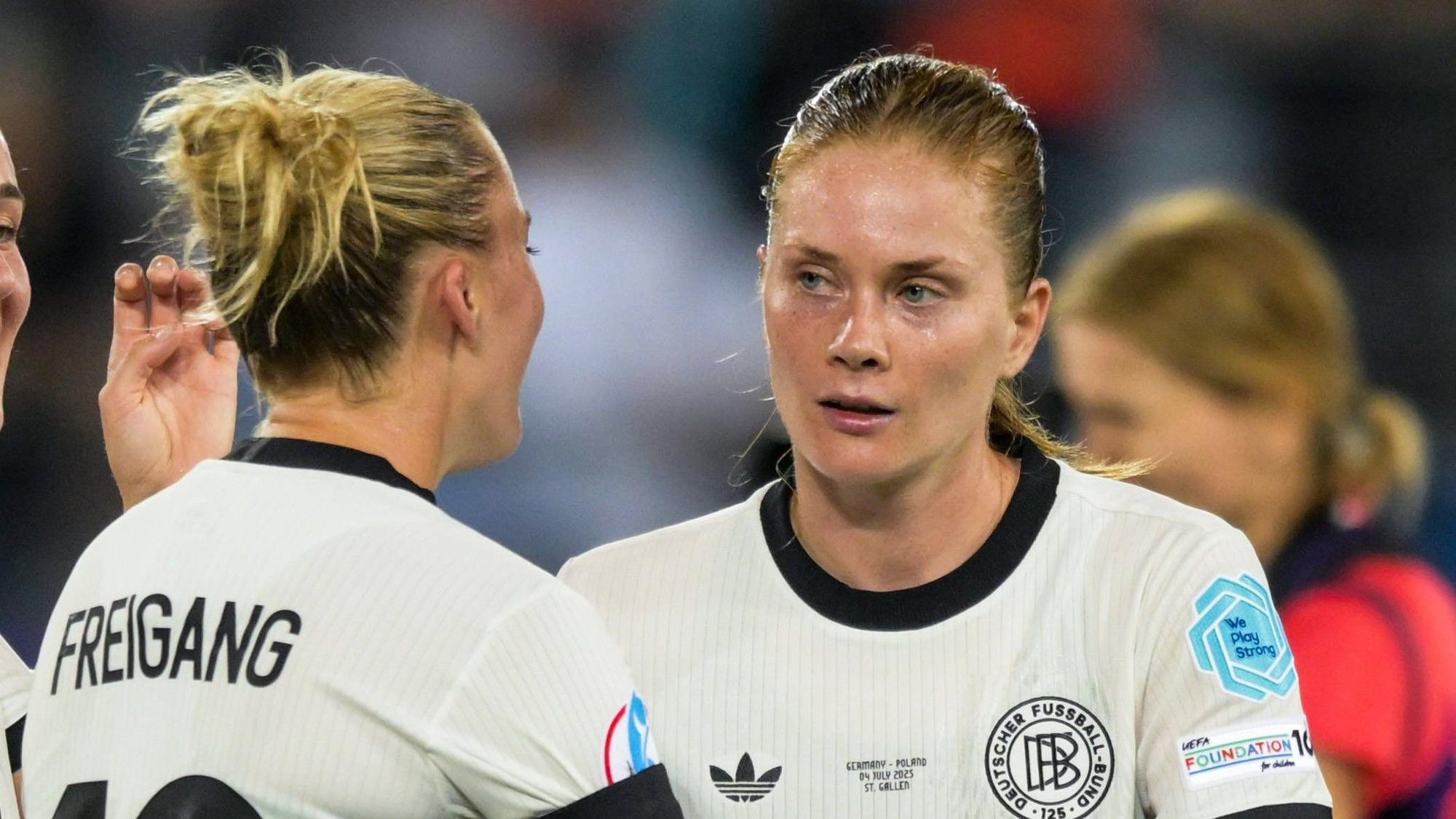 Laura Freigang und Sjoeke Nüsken nach dem DFB-Spiel bei der Frauen-EM gegen Polen.