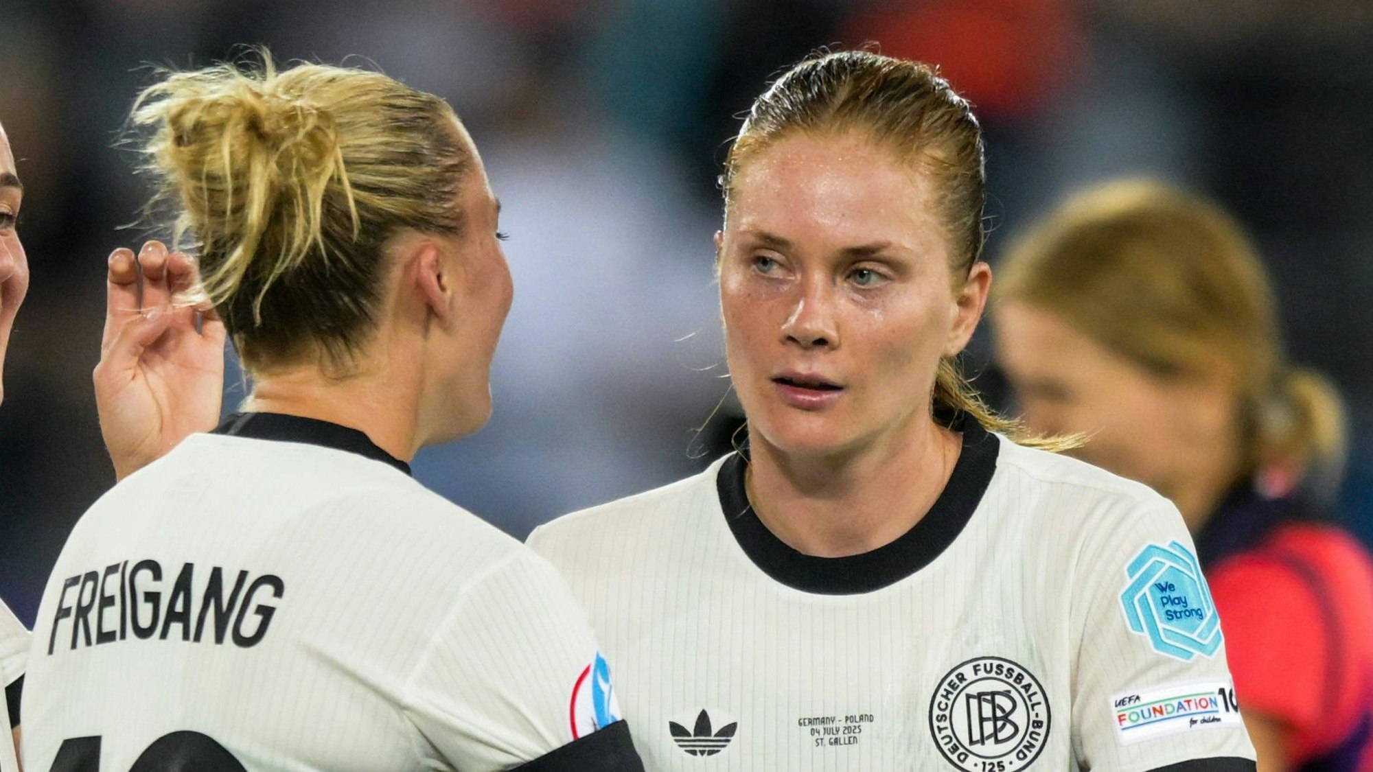 Laura Freigang und Sjoeke Nüsken nach dem DFB-Spiel bei der Frauen-EM gegen Polen.