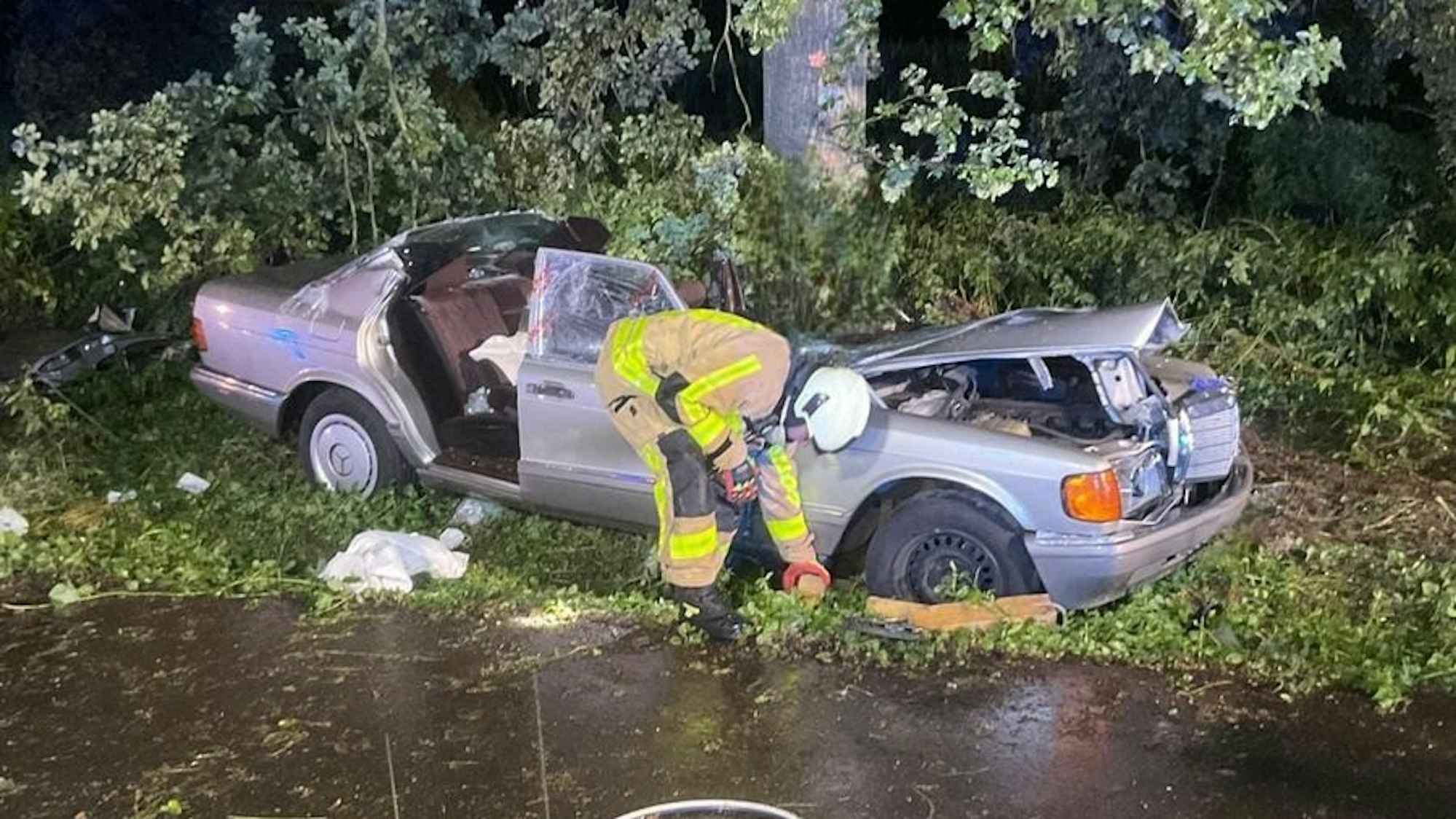 Ein stark deformiertes Auto nach einem Unfall.