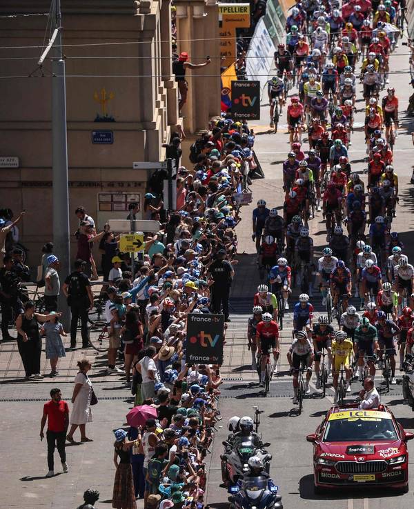 Das Peloton beim Start der 16. Etappe der Tour de France von Montpellier zum Mont Ventoux.