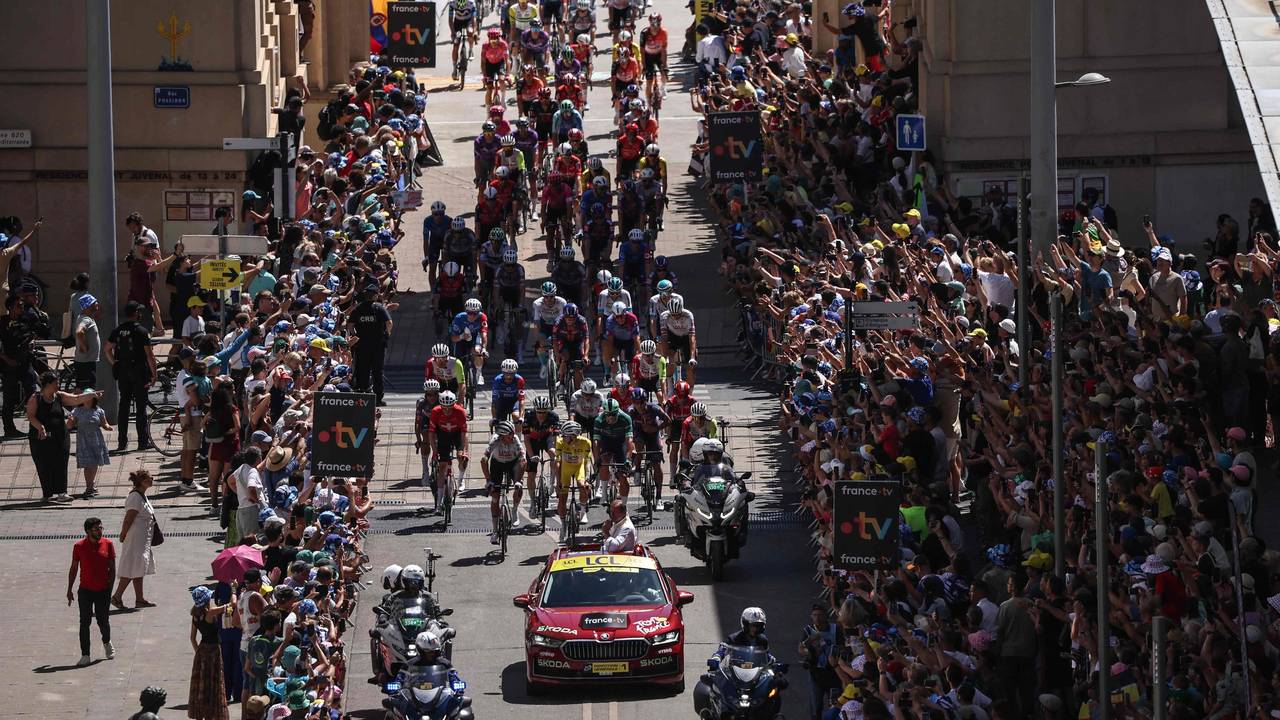 Das Peloton beim Start der 16. Etappe der Tour de France von Montpellier zum Mont Ventoux.