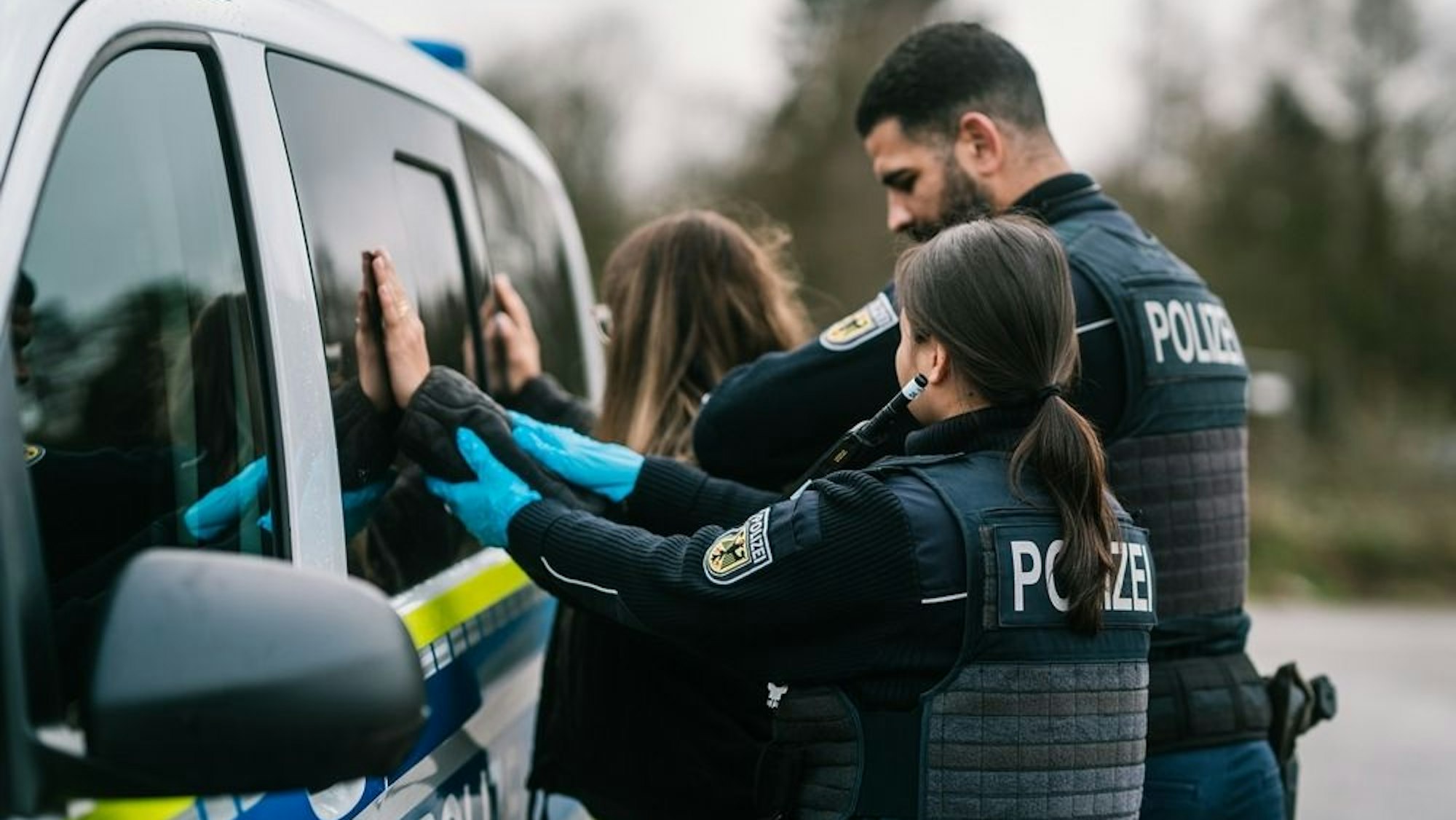 Ein Emblem der Bundespolizei auf einer Uniform.