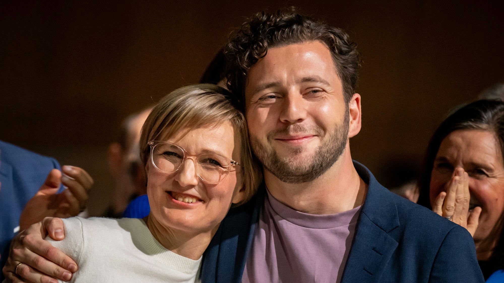 Felix Banaszak und Franziska Brantner umarmen sich