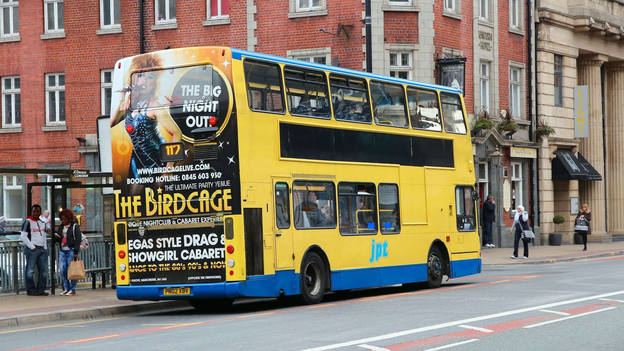 Ein Doppeldeckerbus steht in Manchester an einer Haltstelle.