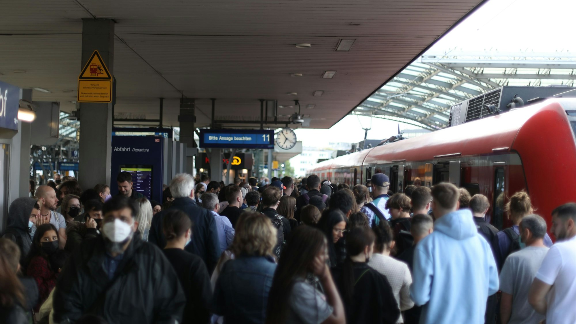 Reisende warten am Gleis 11 am Kölner Hauptbahnhof (Archivfoto)