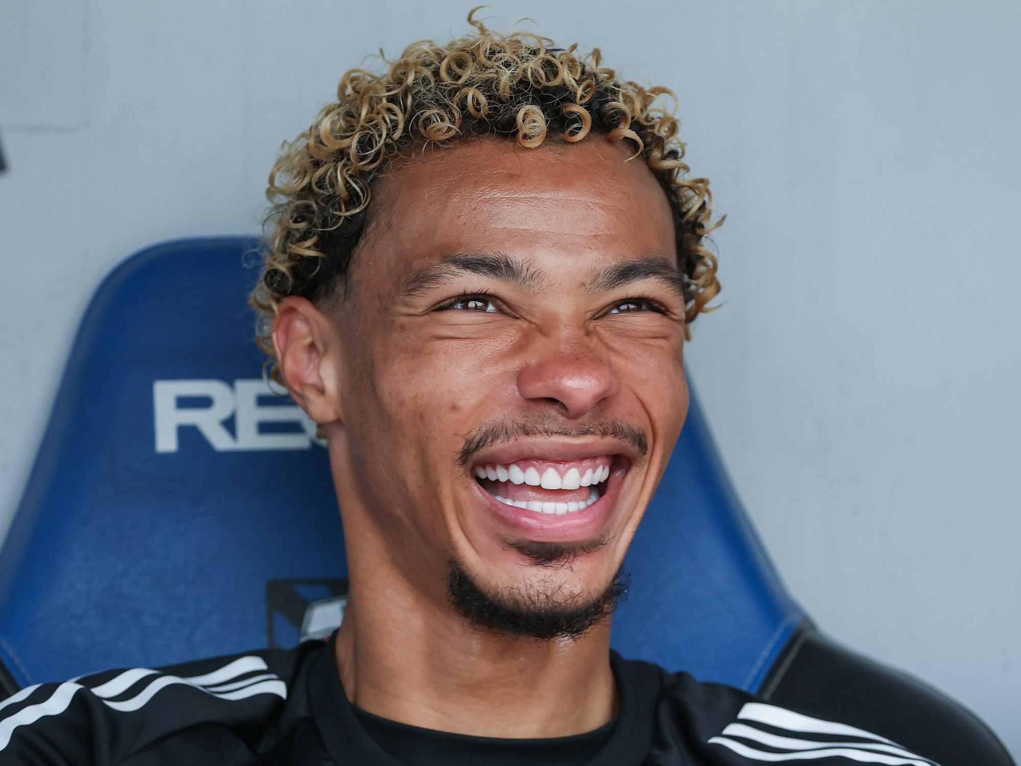 Hugo Ekitike auf der Ersatzbank bei einem Testspiel von Eintracht Frankfurt.