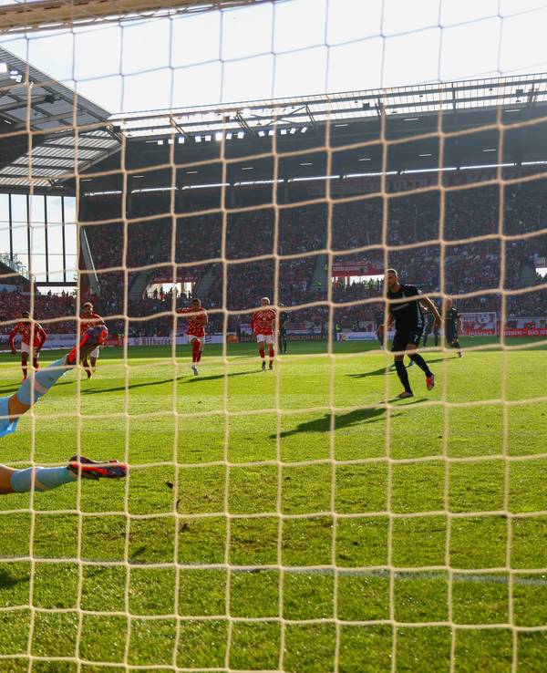 Marvin Ducksch verwandelt einen Elfmeter gegen Robin Zentner.