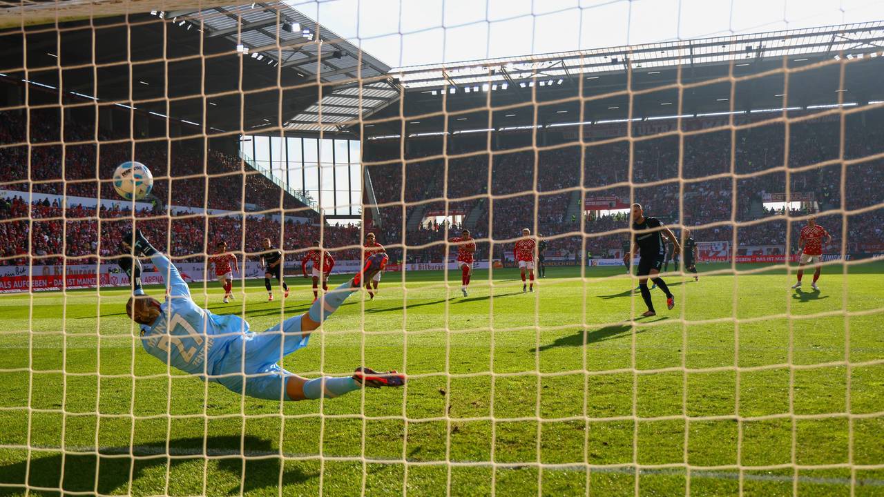 Marvin Ducksch verwandelt einen Elfmeter gegen Robin Zentner.