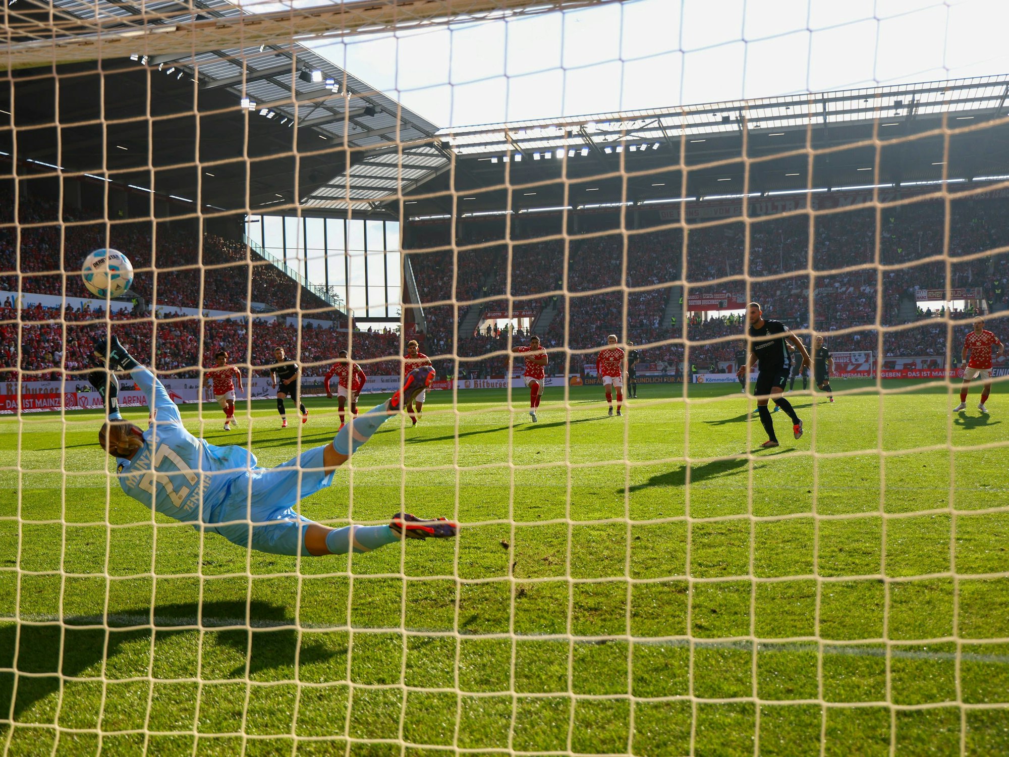 Marvin Ducksch verwandelt einen Elfmeter gegen Robin Zentner.