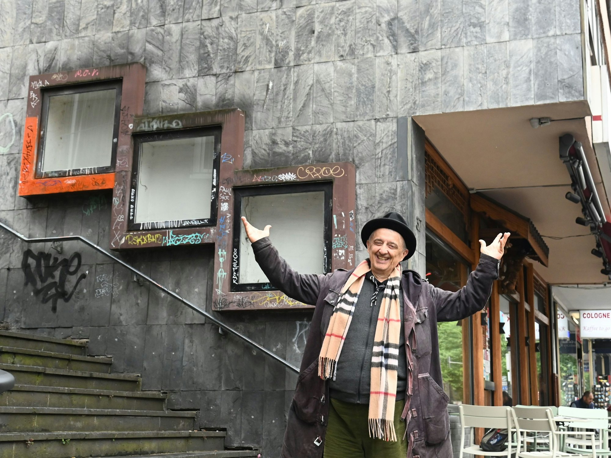 Thomas Otto Schneider will die Schaukästen an der Burgmauer in der Innenstadt. wieder zum Leben erwecken.