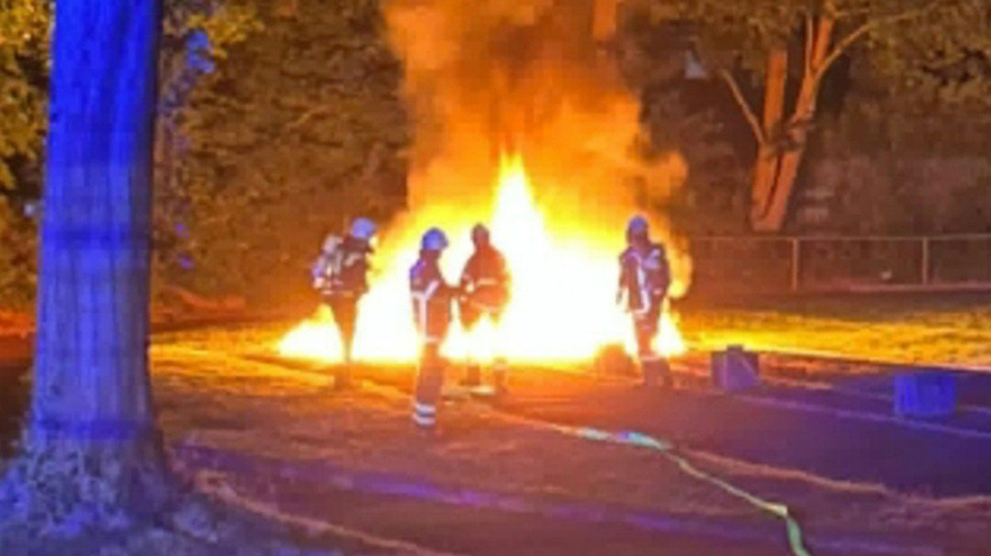 Die Feuerwehr beim Löschen der Hochsprunganlage.