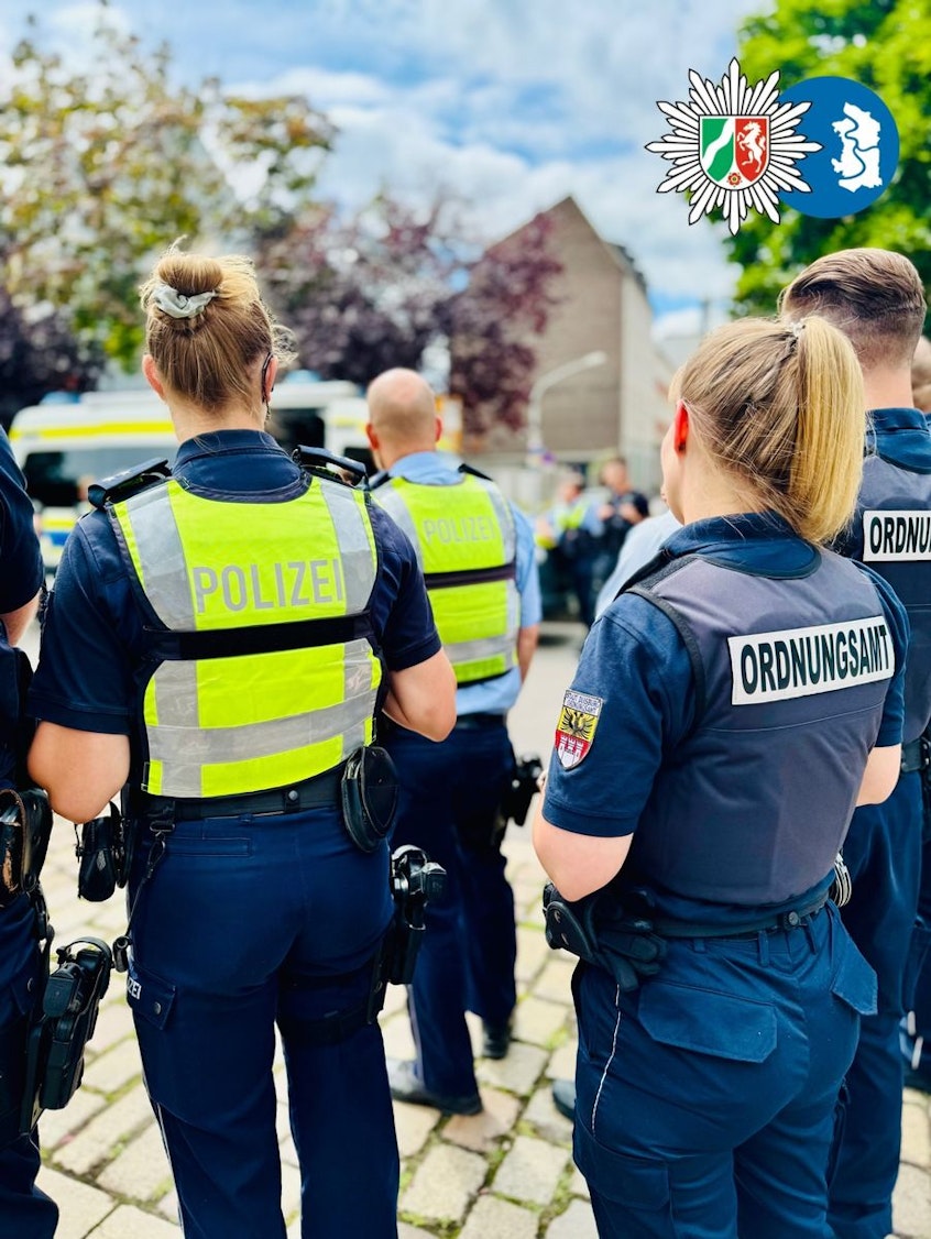 Ein Polizist kontrolliert ein Auto bei einer Verkehrskontrolle.