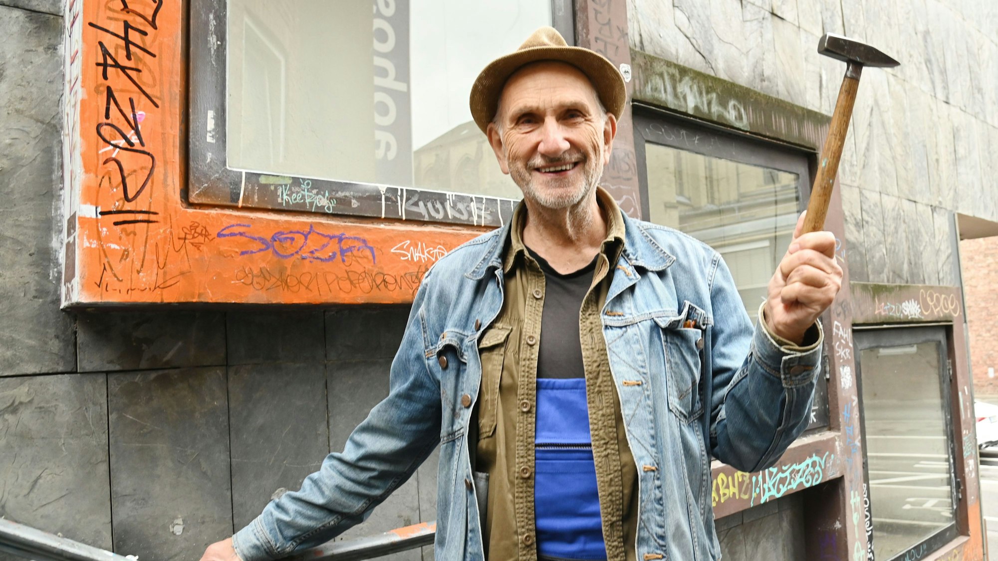 16.07.2025 Köln. Schöne Kunststory an der Burgmauer in der Innenstadt. Die Schaukästen sollen wieder zum Leben erweckt werden. Claus Dieter Geissler.Foto: Alexander Schwaiger