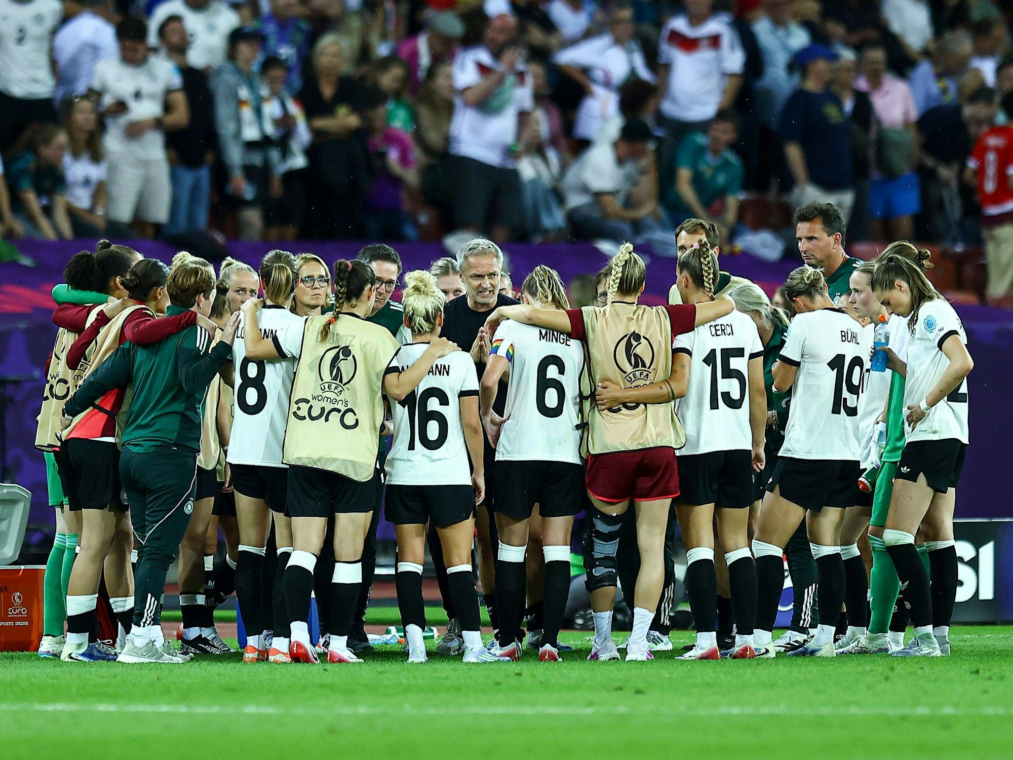 Christian Wück motiviert die Mannschaft vor der Verlängerung.