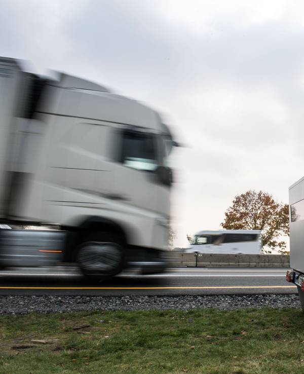 Fahrzeuge passieren an der Autobahn A1 einen sogenannten „Enforcement Trailer“, eine mobile Anlage zur Geschwindigkeitsmessung.