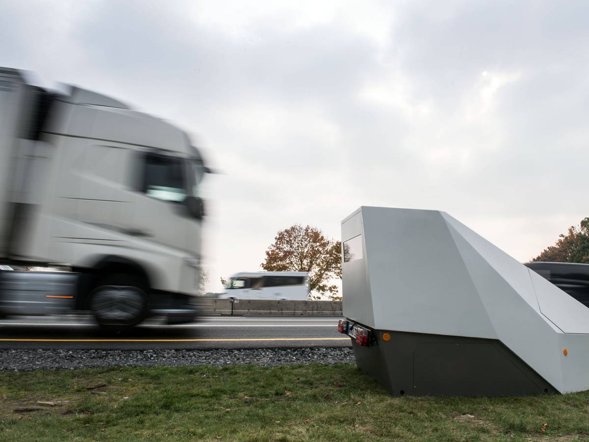 Fahrzeuge passieren an der Autobahn A1 einen sogenannten „Enforcement Trailer“, eine mobile Anlage zur Geschwindigkeitsmessung.