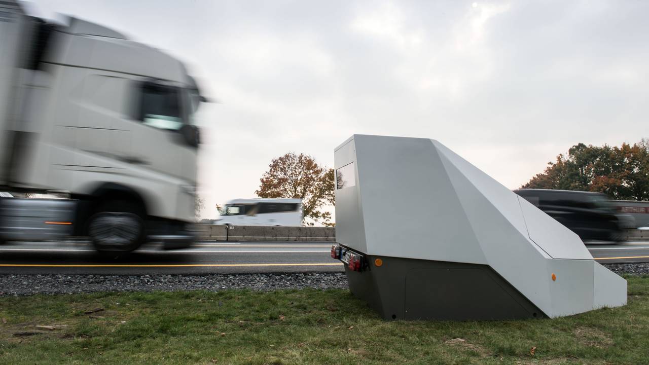 Fahrzeuge passieren an der Autobahn A1 einen sogenannten „Enforcement Trailer“, eine mobile Anlage zur Geschwindigkeitsmessung.
